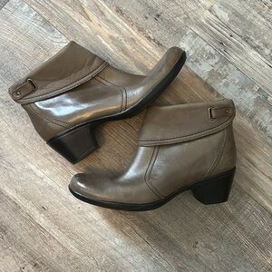 Clarks Fold Over Leather Side Zip Ankle Booties Army Green Size 9N